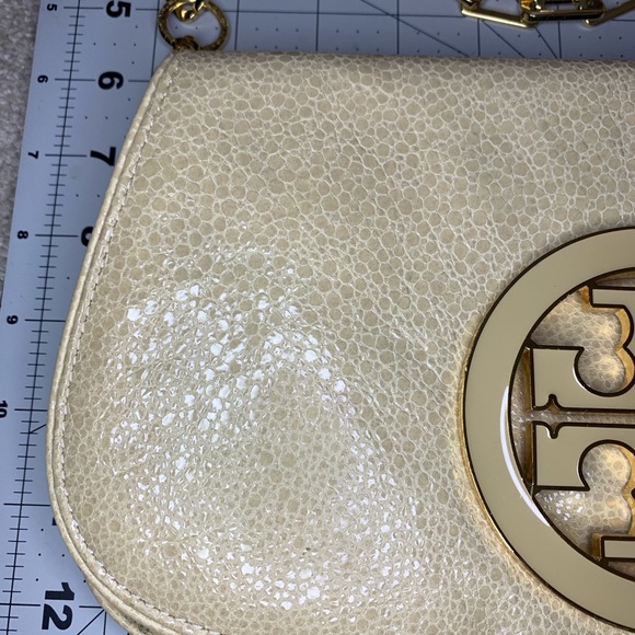 NWOT Tory Burch Beige Shoulder Bag with Gold Chain - Picture 3 of 12